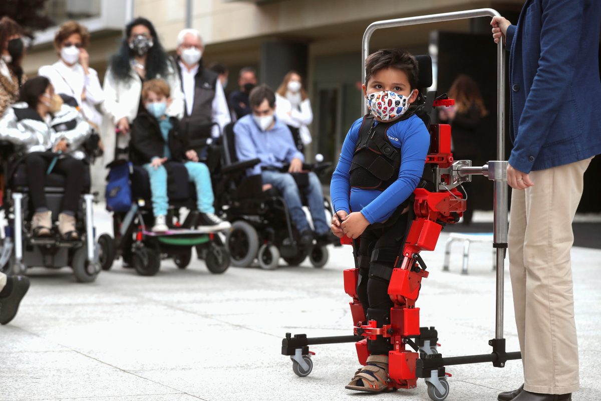 El pequeño Víctor Millo con el primer exoesqueleto pediátrico del mundo para pacientes afectados por atrofia muscular espinal. (FOTO: Kiko Huesca/EFE).
